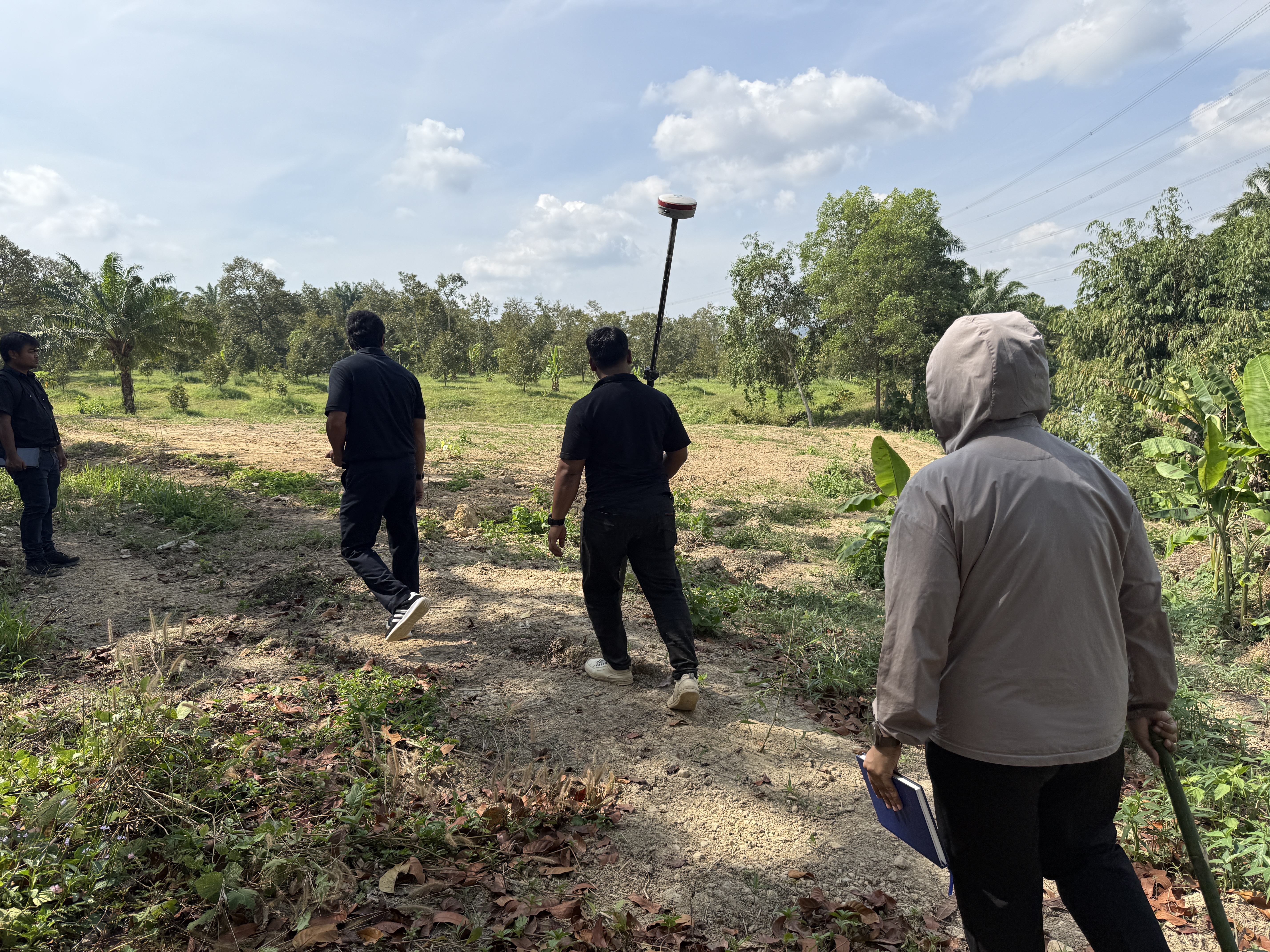 title - วันจันทร์ที่ 19 มกราคม 2569 นายนิกร ไพริน ปฏิรูปที่ดินจังหวัดชุมพร มอบหมายให้ นายพิษณุ บุญแนบ ผู้อำนวยการกลุ่มงานช่างและแผนที่ พร้อมด้วย เจ้าหน้าที่ ส.ป.ก.ชุมพร ลงพื้นดำเนินการรังวัดที่ดิน 